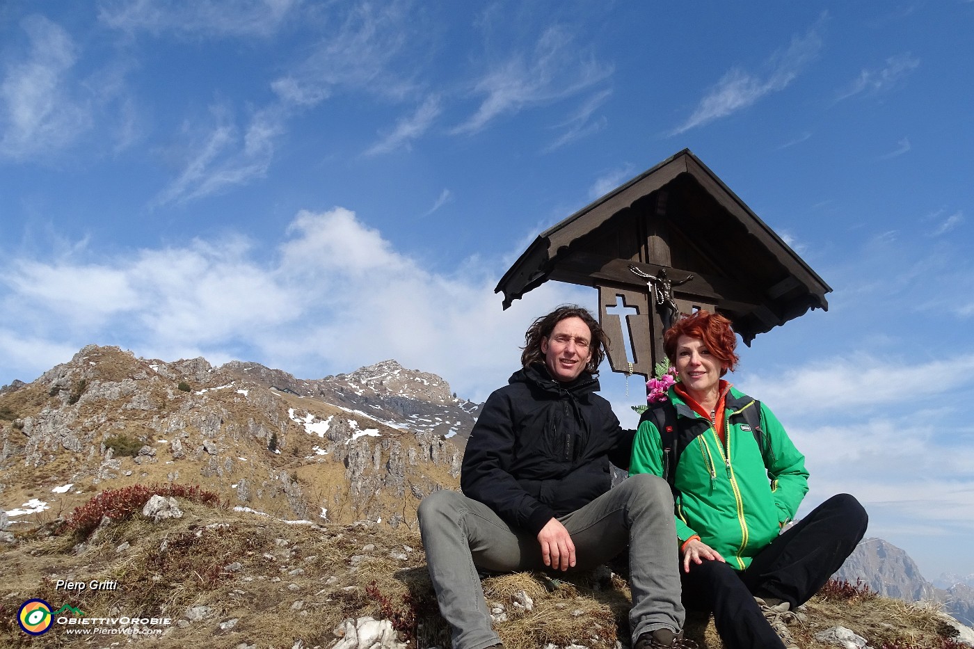 30 Al Crocefisso del Passo di Grialeggio con con vista in Venturosa.JPG